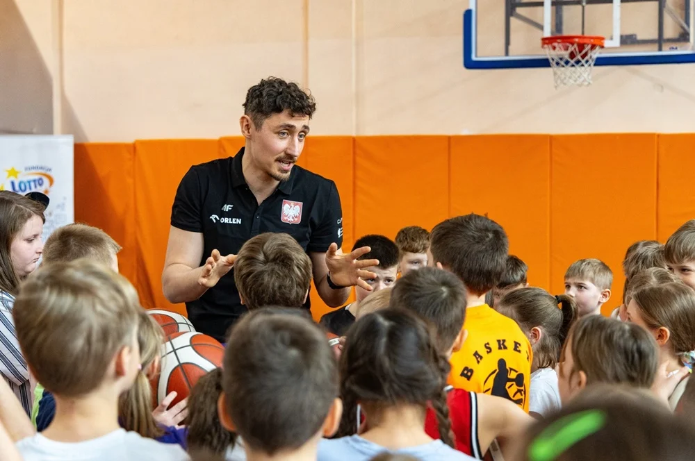 Pokazowa lekcja koszykówki w katowickiej SP 27