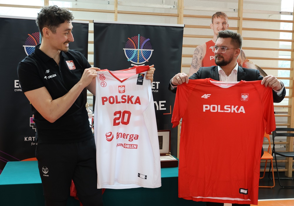 Pokazowa lekcja koszykówki w katowickiej SP 27