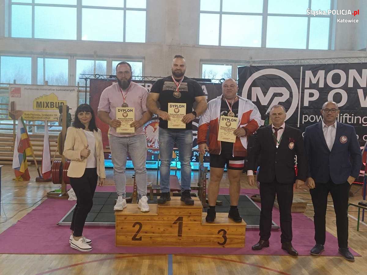 Policjanci na podium Mistrzostw Polski w Wyciskaniu Sztangi Leżąc i Martwym Ciągu