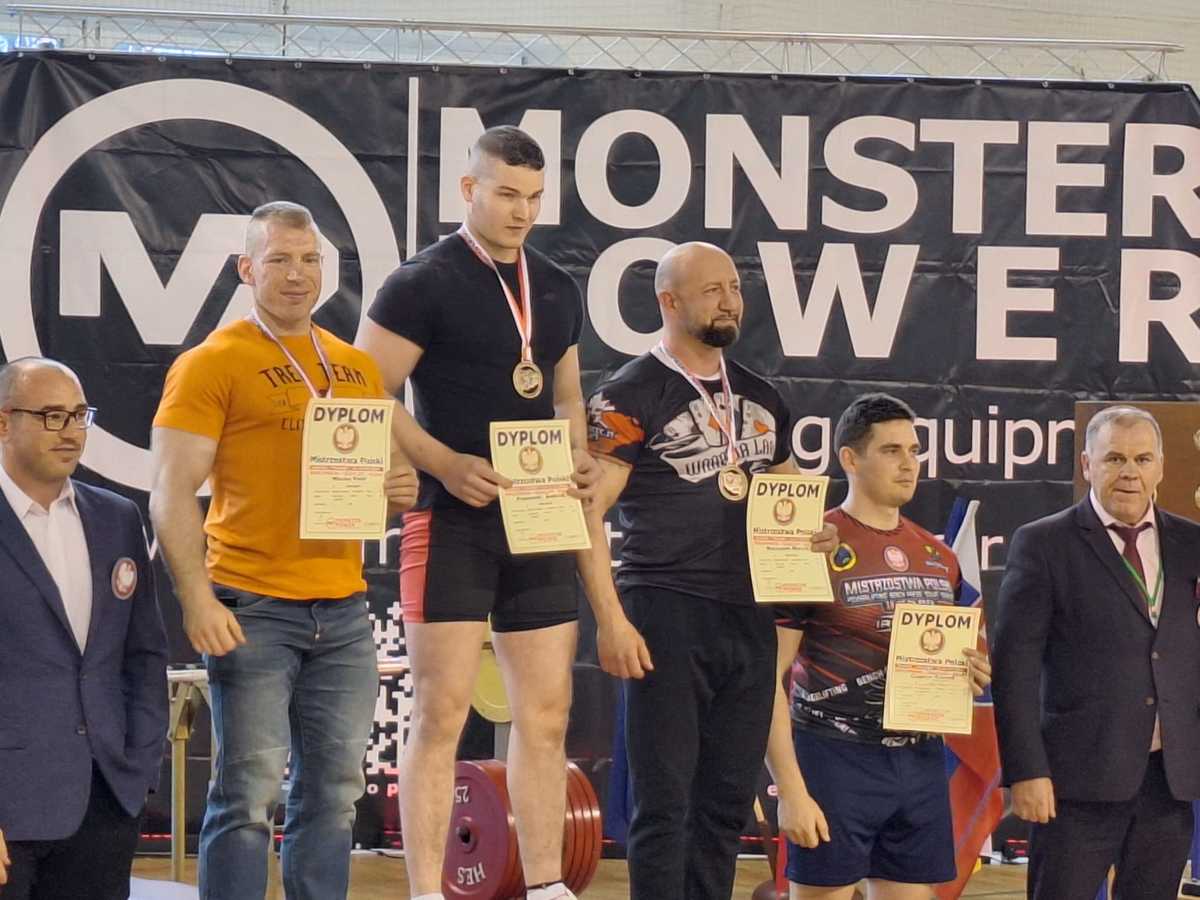 Policjanci na podium Mistrzostw Polski w Wyciskaniu Sztangi Leżąc i Martwym Ciągu