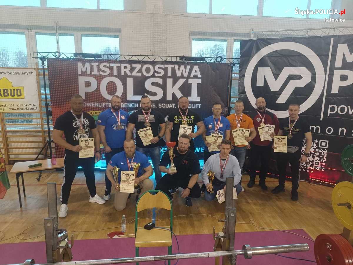 Policjanci na podium Mistrzostw Polski w Wyciskaniu Sztangi Leżąc i Martwym Ciągu