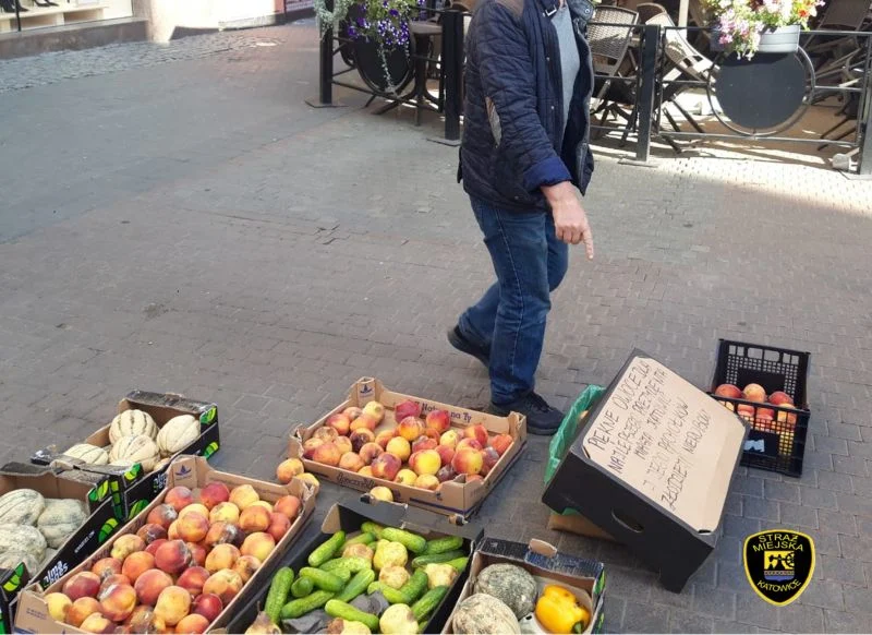 Warzywa i owoce niewiadomego pochodzenia. Straż Miejska wstrzymuje nielegalny handel