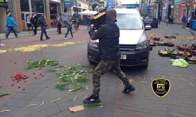 Warzywa i owoce niewiadomego pochodzenia. Straż Miejska wstrzymuje nielegalny handel