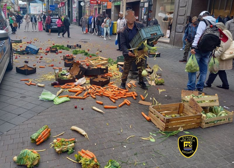 Warzywa i owoce niewiadomego pochodzenia. Straż Miejska wstrzymuje nielegalny handel