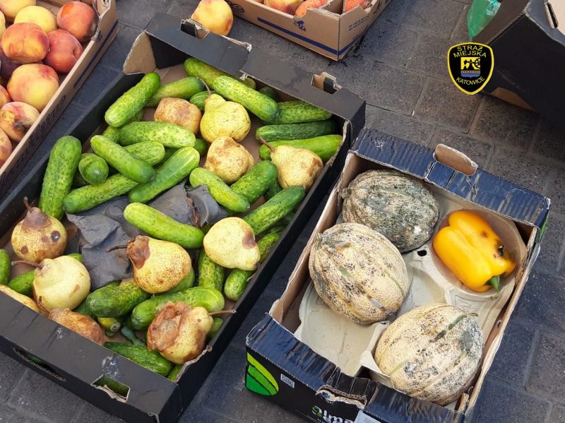 Warzywa i owoce niewiadomego pochodzenia. Straż Miejska wstrzymuje nielegalny handel