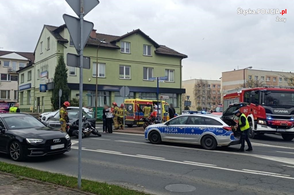 Wypadek z udziałem motocyklisty w Żorach. Policjanci apelują o ostrożność!