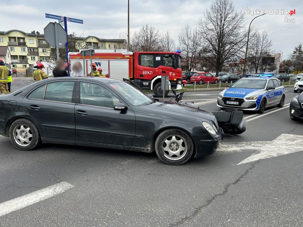 Wypadek z udziałem motocyklisty w Żorach. Policjanci apelują o ostrożność!