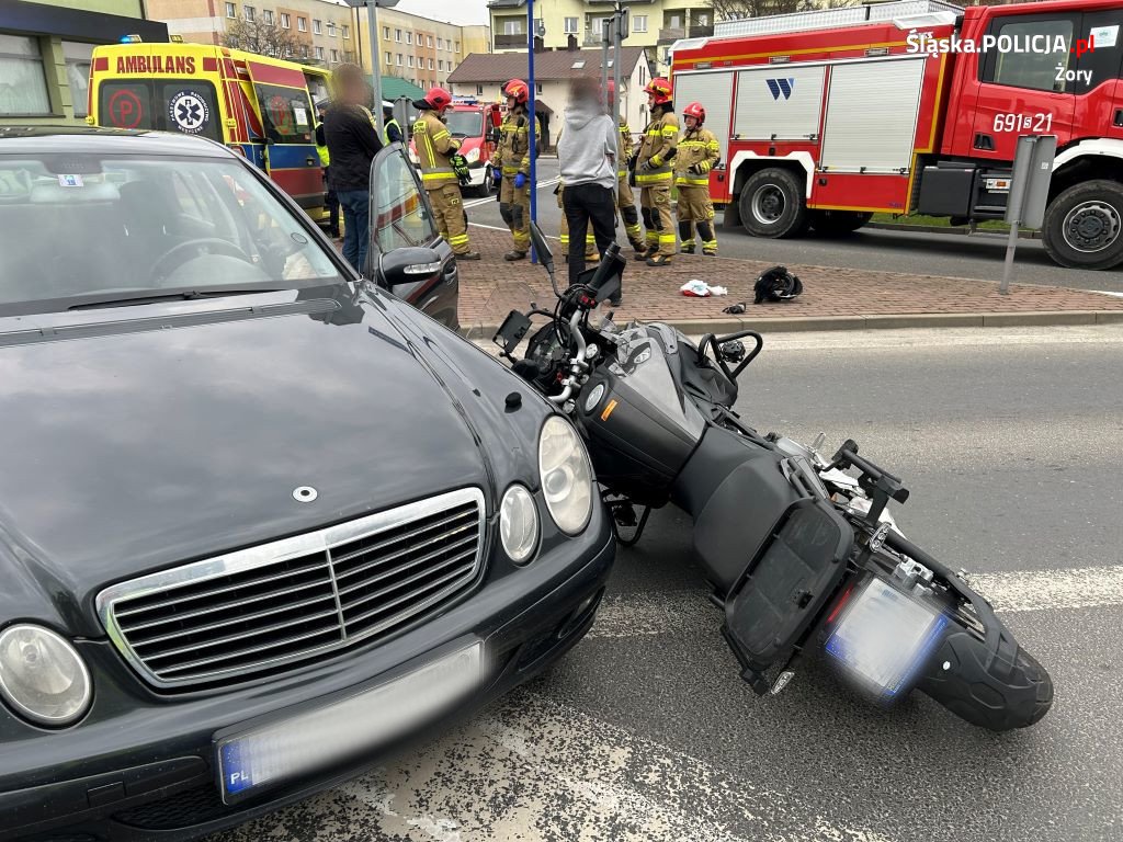 Wypadek z udziałem motocyklisty w Żorach. Policjanci apelują o ostrożność!