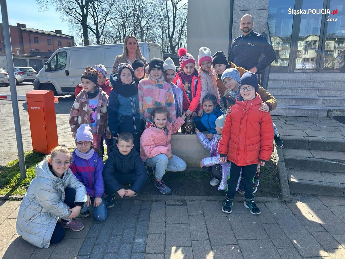 Dzieci z Przedszkola nr 22 i Szkoły Podstawowej nr 23 odwiedziły żorską Komendę Policji