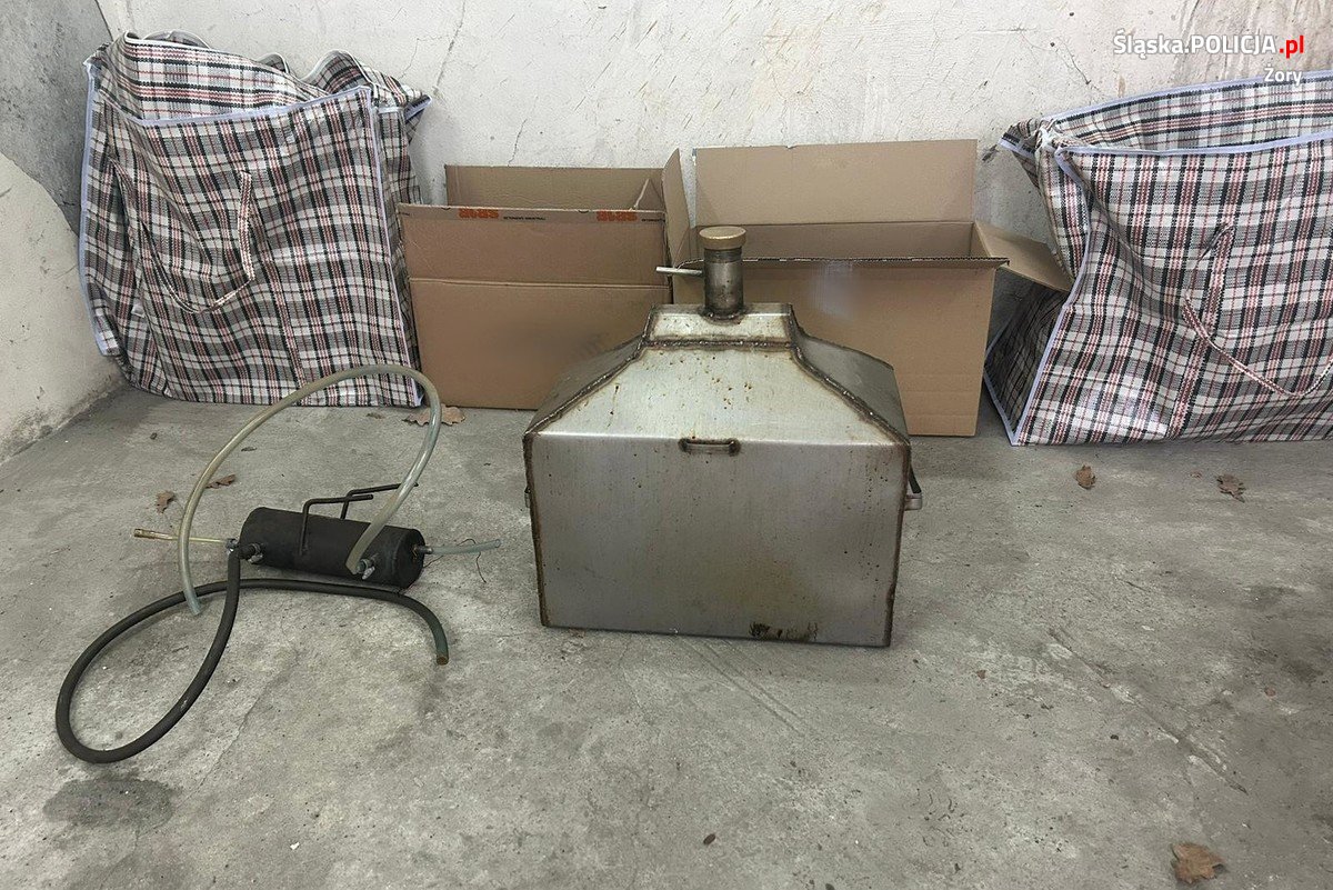 69-latek z Żor nielegalnie pędził i sprzedawał alkohol