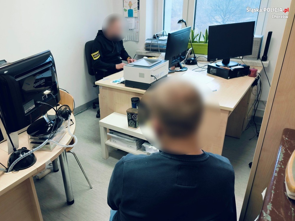 Grozili w Internecie prezydentowi Chorzowa, odpowiedzą przed sądem