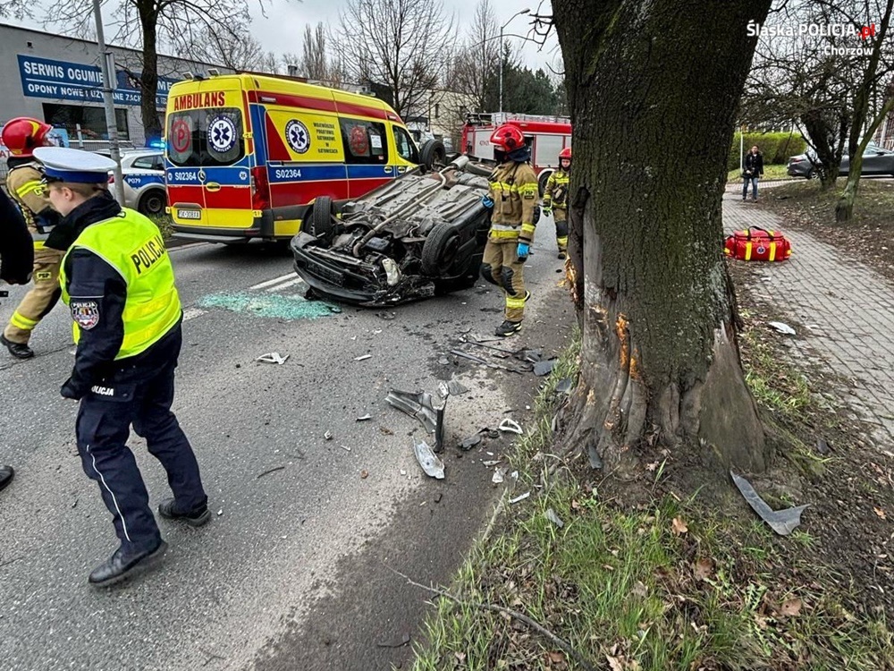 Dachowanie na ul. ks. Gałeczki w Chorzowie. 18-latek nie zachował ostrożności!