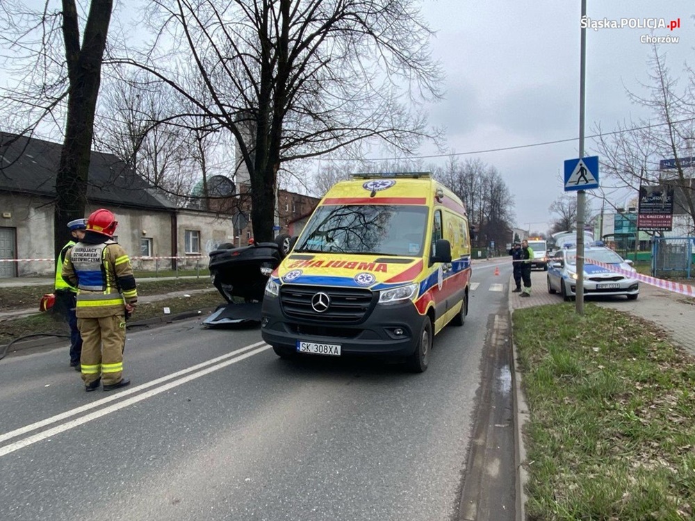 Dachowanie na ul. ks. Gałeczki w Chorzowie. 18-latek nie zachował ostrożności!