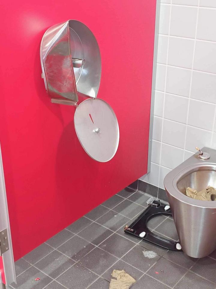 Zniszczenia na Stadionie Śląskim 4