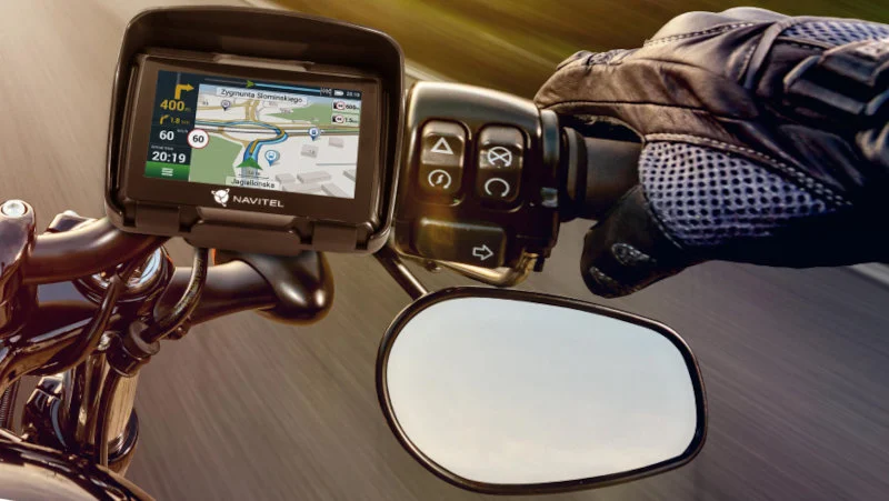 Nawigacja motocyklowa czy smartfon? Co lepiej sprawdzi się na motocyklu?