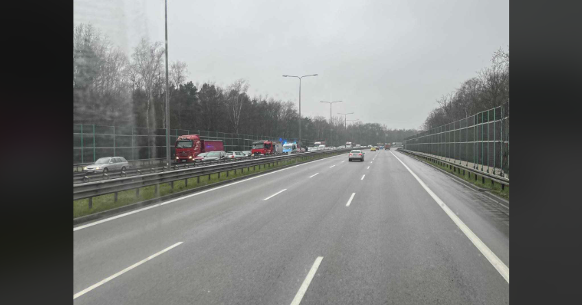 [AKTUALIZACJA] Zdarzenie drogowe na DTŚ w Zabrzu. Samochód osobowy uderzył w barierkę!