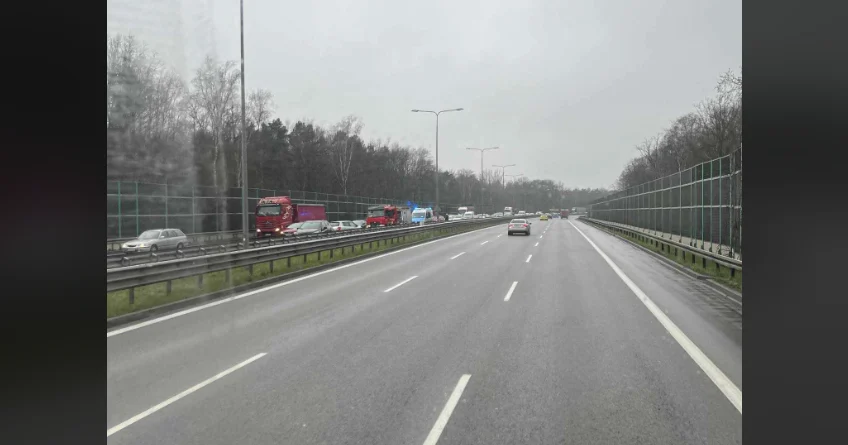 [AKTUALIZACJA] Zdarzenie drogowe na DTŚ w Zabrzu. Samochód osobowy uderzył w barierkę!