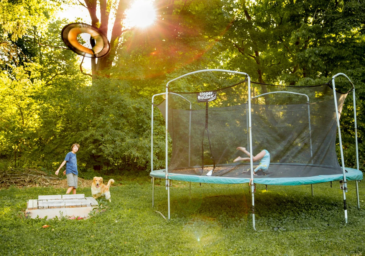 Trampolina w ogrodzie. Jak wybrać najlepszy model dla swojej rodziny?