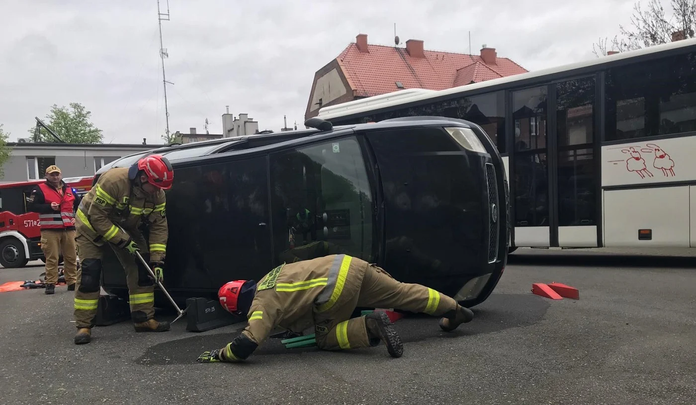 Ćwiczenia ratownicze w Rudzie Śląskiej. Straż Pożarna i uczniowie szlifowali umiejętności
