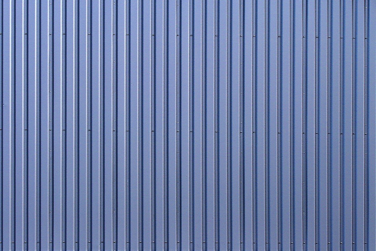 Garaże blaszane cieszą się coraz większą popularnością. Dlaczego?