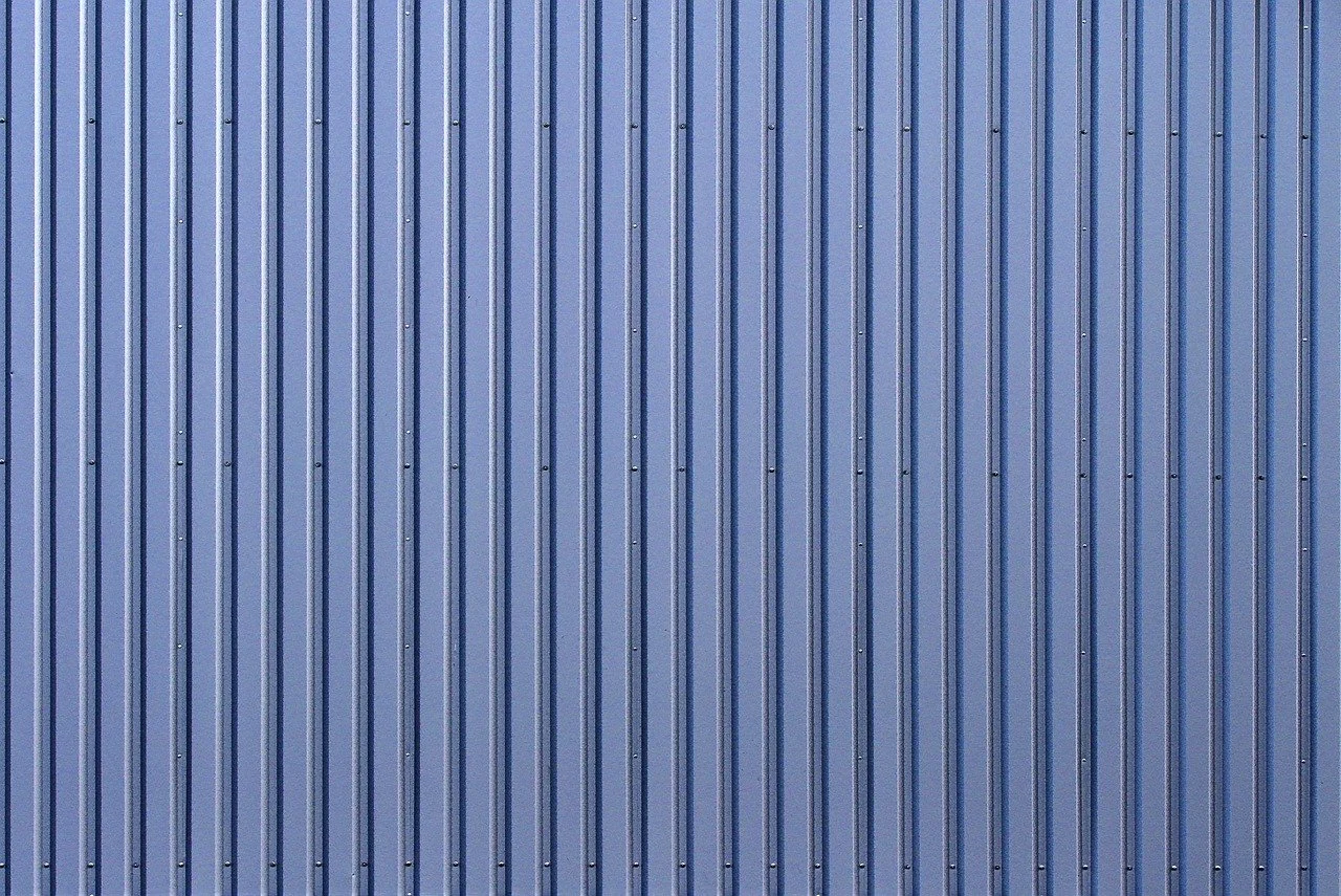 Garaże blaszane cieszą się coraz większą popularnością. Dlaczego?