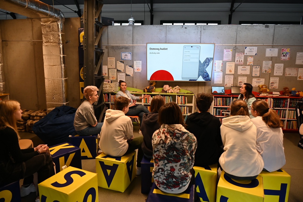 Młodzież w Stacji Biblioteka doskonali umiejętności finansowe dzięki warsztatom VR