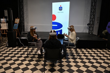 Młodzież w Stacji Biblioteka doskonali umiejętności finansowe dzięki warsztatom VR