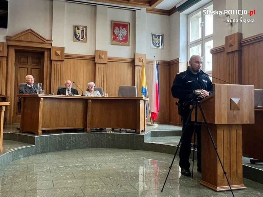 Rudzcy policjanci gościli na sesji Rady Seniorów. Wiemy o czym rozmawiano