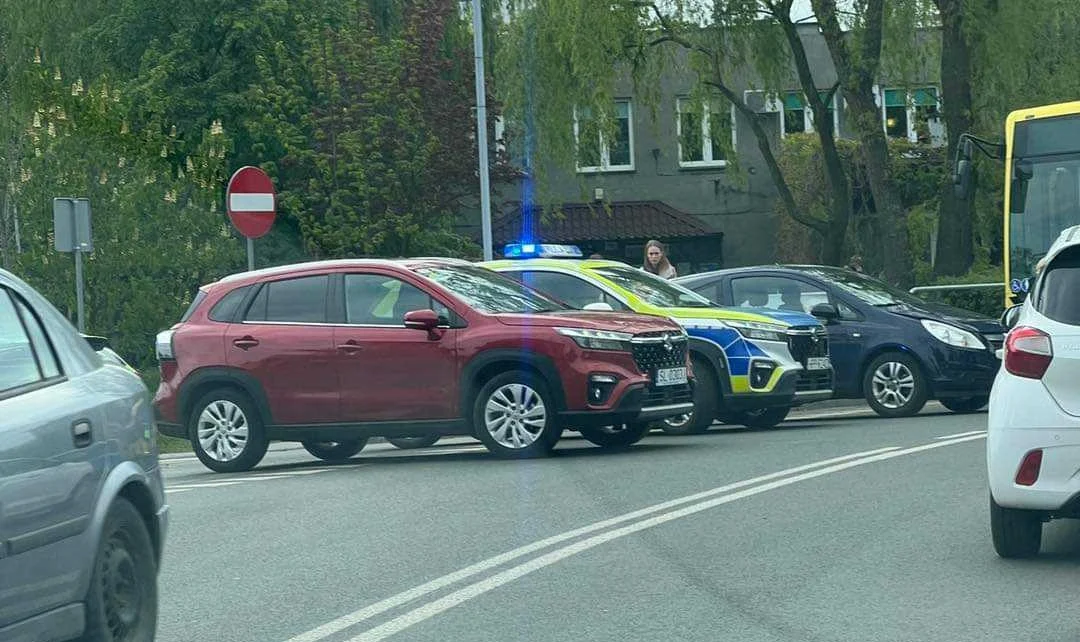 Wypadek z udziałem autobusu w Halembie. Pasażerka trafiła do szpitala!