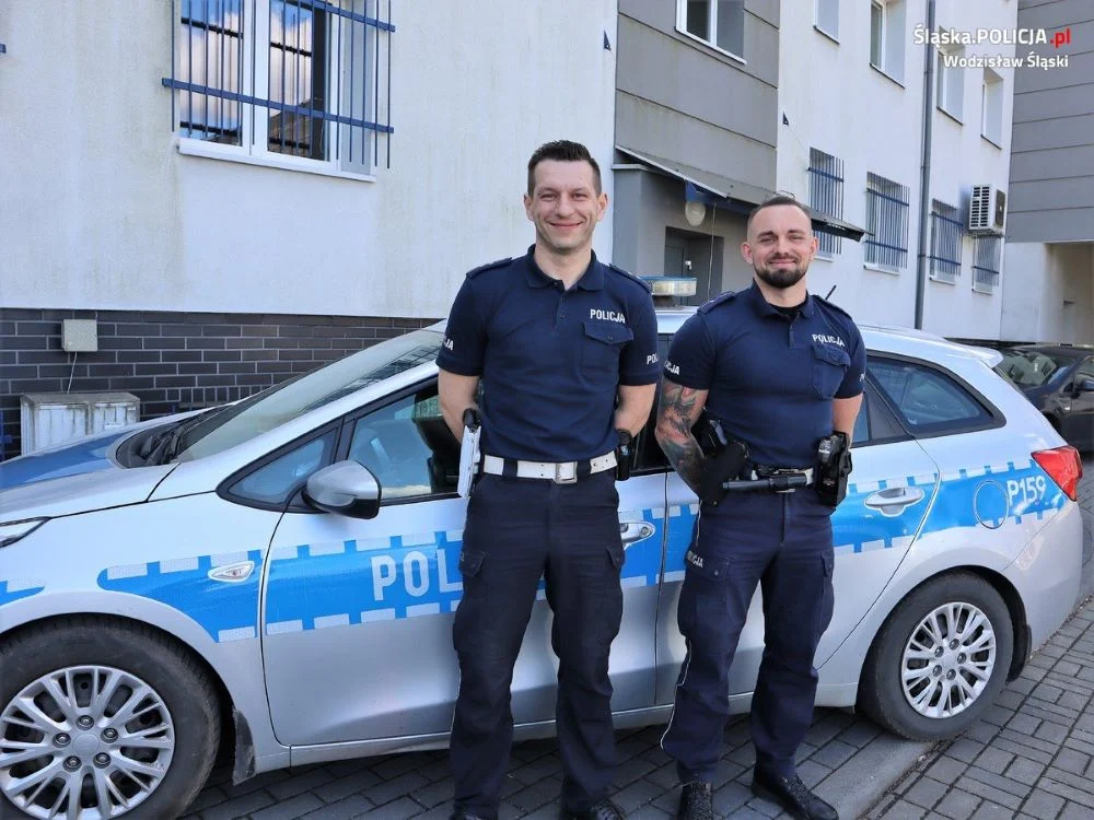 Mundurowi uratowali zatrzaśniętego w samochodzie mężczyznę z atakiem epilepsji