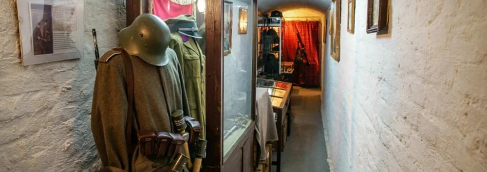 Szczelina przeciwlotnicza otwarta dla zwiedzających podczas Pikniku rodzinnego