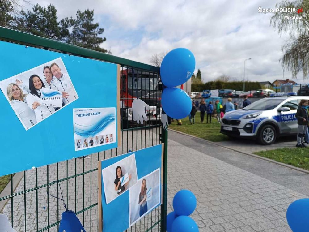 Miesiąc Świadomości Autyzmu. Policjanci wzięli udział w obchodach "Niebieskie Łaziska"