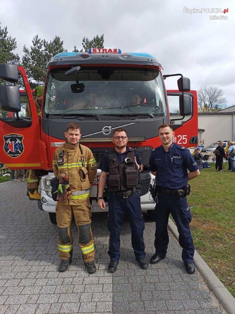 Miesiąc Świadomości Autyzmu. Policjanci wzięli udział w obchodach "Niebieskie Łaziska"
