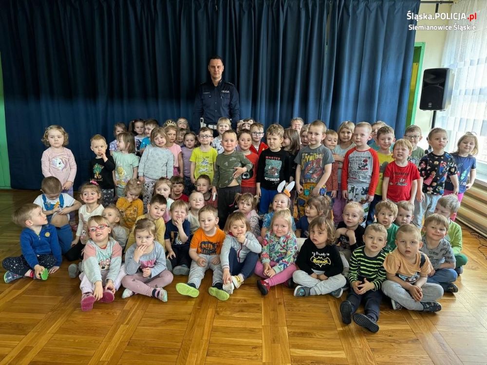 Policjant drogówki odwiedził przedszkolaków
