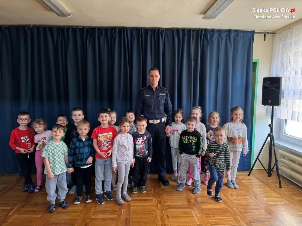 Policjant drogówki odwiedził przedszkolaków