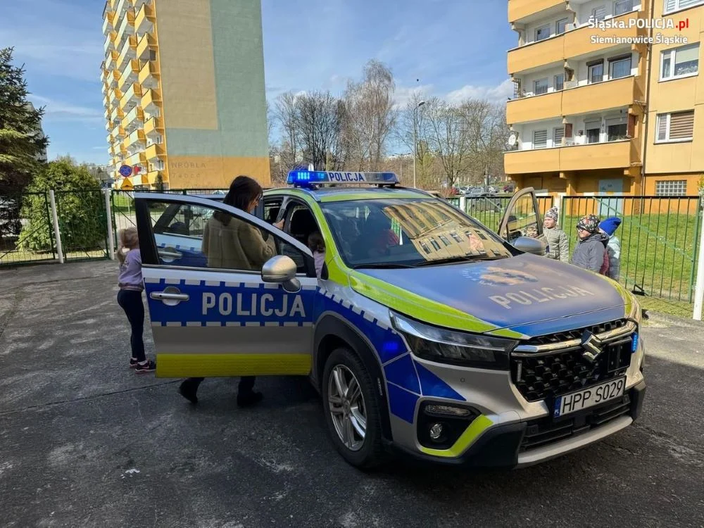 Policjant drogówki odwiedził przedszkolaków