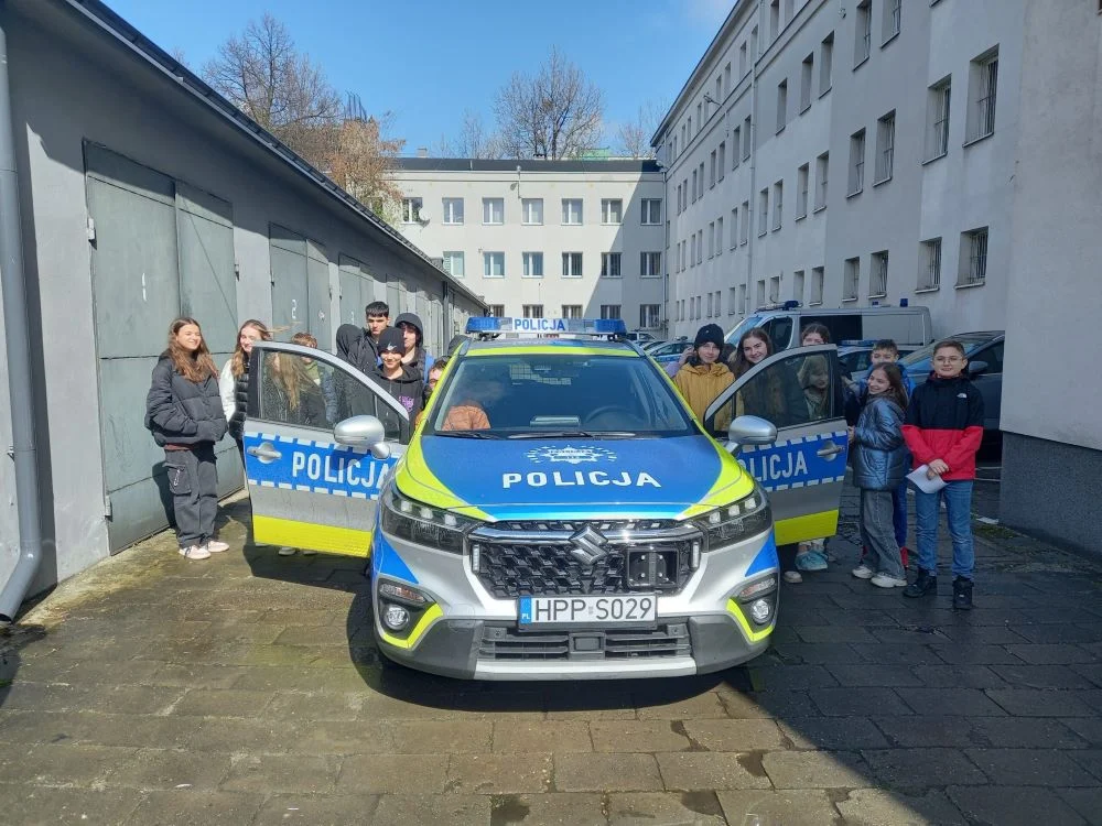 Akademia przedsiębiorczości: młodzież odwiedziła jednostki Policji i Straży Pożarnej