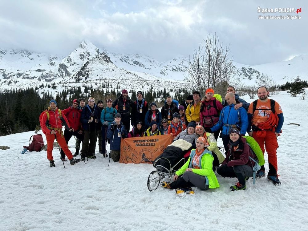 Siemianowicki policjant policjant pomógł zdobyć szczyt osobom z niepełnosprawnościami