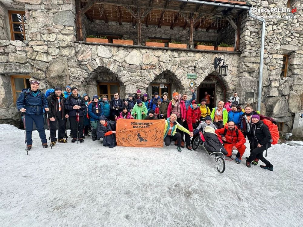 Siemianowicki policjant policjant pomógł zdobyć szczyt osobom z niepełnosprawnościami