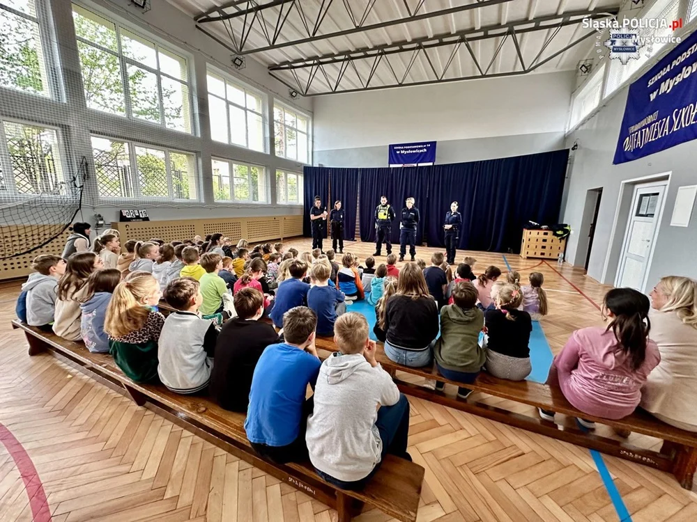 Szkoła podstawowa nr 14 w Mysłowicach zapoznaje się z bezpieczeństwem w ruchu drogowym