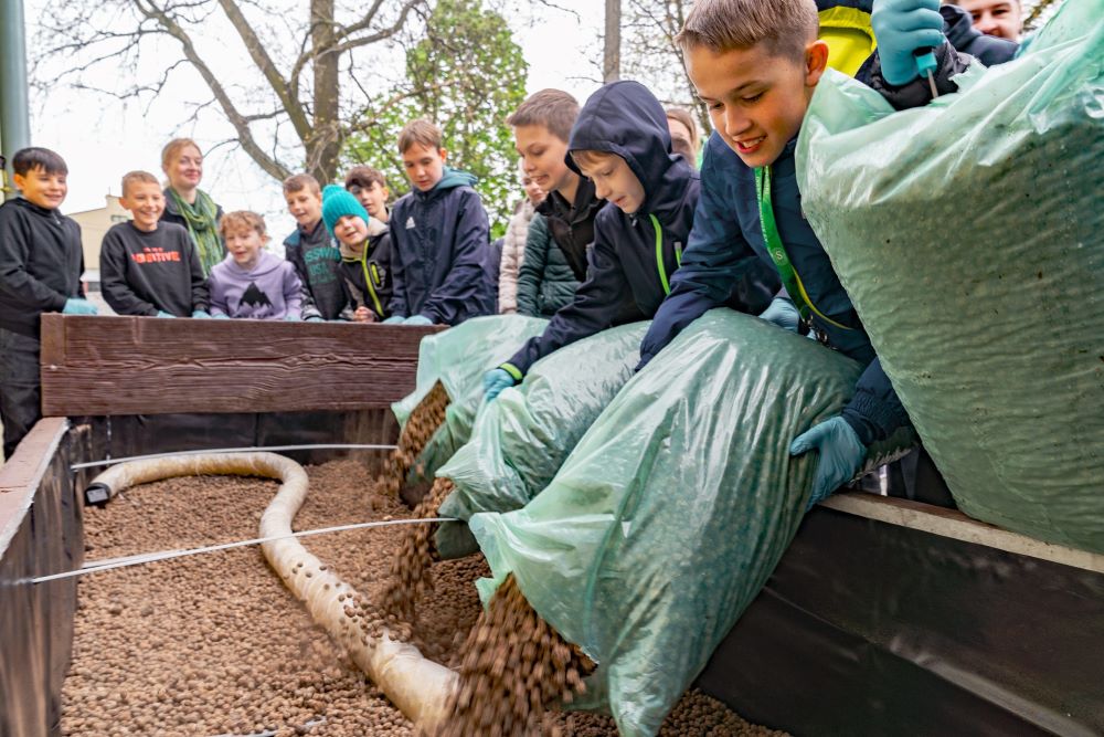 Jak wykorzystać deszczówkę i stworzyć ogród deszczowy? To wiedzą już tyscy uczniowie!