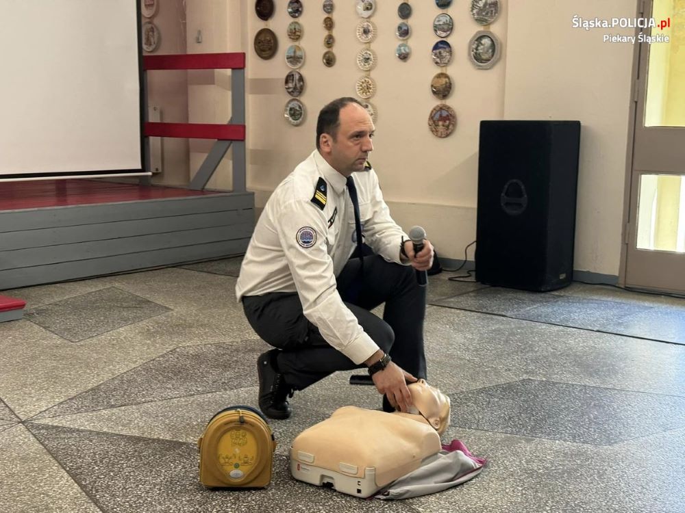 Piekarscy policjanci spotkali się z seniorami i uczniami w ramach kampanii #ZnamTeNumery