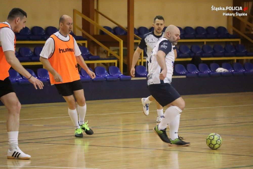 Piekarscy policjanci zwyciężyli w Turnieju Halowej Piłki Nożnej Środowisk Branżowych!