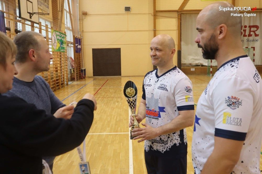 Piekarscy policjanci zwyciężyli w Turnieju Halowej Piłki Nożnej Środowisk Branżowych!