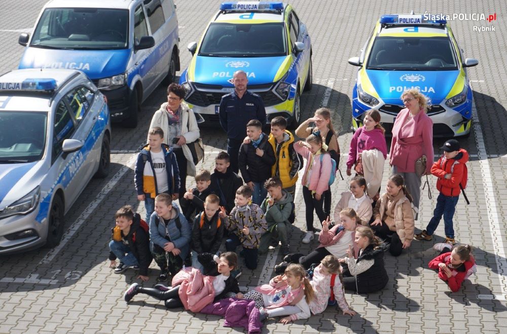 Uczniowie Szkoły Podstawowej numer 1 w Świerklanach odwiedziły rybnicką komendę
