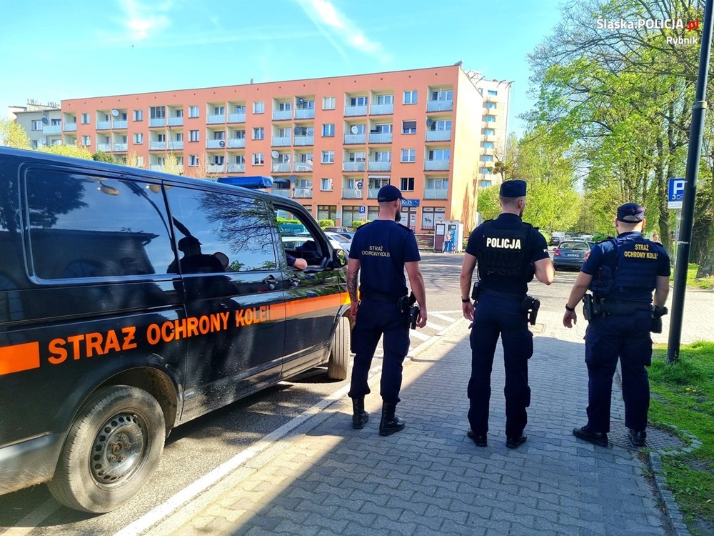 Współpraca policjantów i strażników ochrony kolei w Rybniku