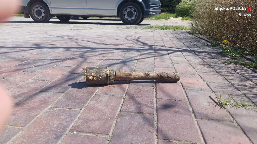 Mieszkaniec Knurowa zgłosił znalezienie granatu. Policjanci ruszyli na miejsce