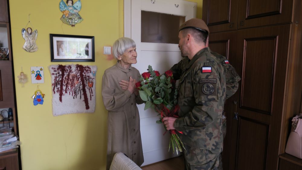 Niech nam żyje dwieście lat! Gliwiccy żołnierze 13 brygady składają życzenia porucznik Rus