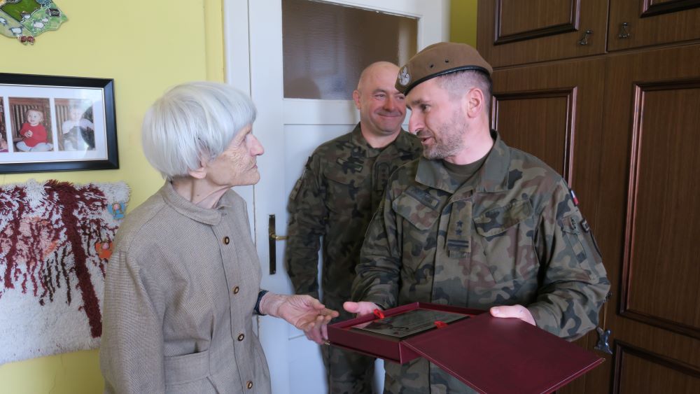 Niech nam żyje dwieście lat! Gliwiccy żołnierze 13 brygady składają życzenia porucznik Rus