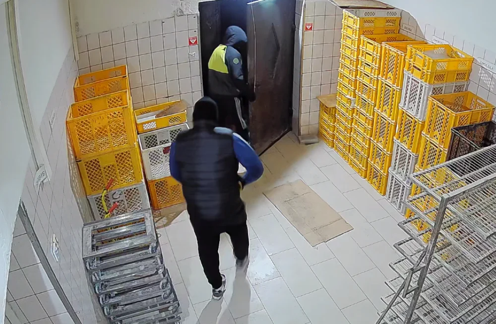 Dwóch mężczyzn ukradło kasetkę z zawartością 5 tys. złotych! Poznajesz ich?